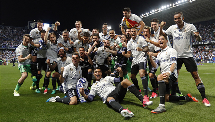 一名后腰 一名后腰